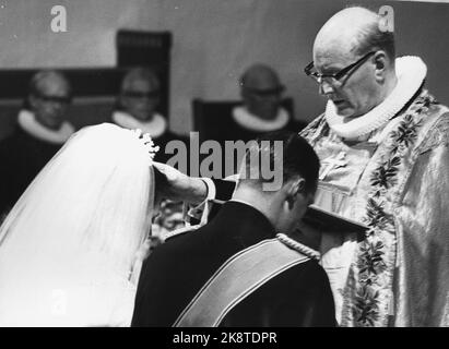 Oslo 1968-08-29: Matrimonio reale norvegese. Il principe ereditario Harald sposa Sonja Haraldsen. La Cattedrale - il matrimonio. Il vescovo di Oslo, Fritjov Birkeli ondeggia e benedice la coppia, con l'imposizione delle mani. I sacerdoti siedono accanto. Foto archivio NTB / NTB Foto Stock