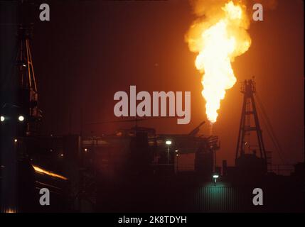 Il Mare del Nord 19740923 industria petrolifera: Immagine notturna del Centro Ekofisk, fiamma a gas. Foto: Vena Hammerstad / NTB / NTB Foto Stock