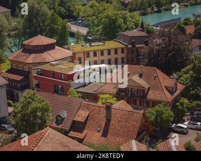 D'estate, viaggiate a Berna, in Svizzera. Vista dal punto di vista sul fiume Aare, splendidi tetti di tegole rosse delle case Foto Stock