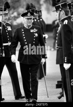 Oslo 1984-10: Scuola di guerra. Re Olav V ispeziona la Scuola di guerra in relazione ad essa sono stati 60 anni da quando egli stesso si è laureato dalla scuola, 18 ottobre 1984. Foto: Erik Thorberg / NTB Foto Stock