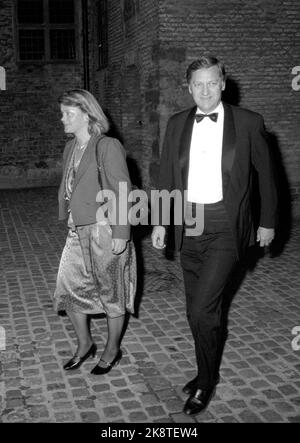 Oslo 19870921. Il 30th° anniversario di Re Olav come Monarca (1957-1987). Dalla cena del governo per il re Olav al castello di Akershus. Il politico Johan Jørgen Holst (AP) con la moglie Marianne Heiberg arriva alla cena ad Akershus. Foto: Morten Hvaal NTB / NTB Foto Stock