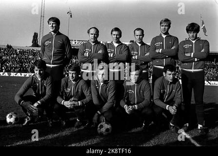 Oslo 19701025. Calcio. Coppa finale Strømsgodset - Lyn 4-2, stadio Ullevaal. Qui il team di Lyn. Indietro da sinistra: Vena Bjørn Olsen, Jan Rodvang, Tore Børrehaug, Andreas Morisbak, Helge Østvold e Knut Kolle. Davanti a sinistra: Arild Gulden, Ola Dybwad-Olsen, Sven otto Birkeland, Trygve Christophersen e Jon Palmer Austnes. Foto: NTB / NTB Foto Stock