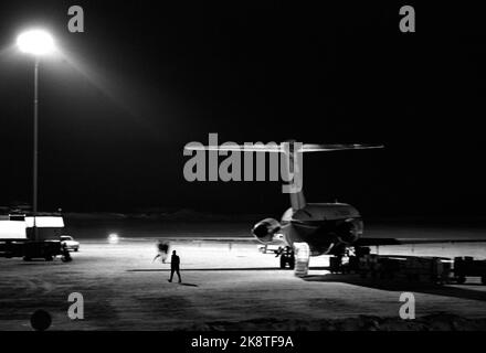 Fornebu Febbraio 1970 dall'Aeroporto di Oslo Fornebu. Cosa succede in un aeroporto durante il giorno? Atmosfera serale sulla pista. Velivolo parcheggiato. Foto: Per Ervik / corrente / NTB Foto Stock