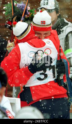 Nagano, Giappone 19980208: Anita Moen Guidon dà a Terje Langli un abbraccio enorme dopo aver spalmato gli sci che ha conquistato il bronzo ai 15 km delle Olimpiadi di Nagano. Foto di scansione: Gunnar Lier / NTB Foto Stock