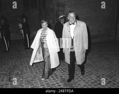 Oslo 19870921. Il 30th° anniversario di Re Olav come Monarca (1957-1987). Dalla cena del governo per il re Olav al castello di Akershus. Il sindaco Albert Nordengen con la moglie Bibi arriva alla cena ad Akershus. Foto: Morten Hvaal NTB / NTB Foto Stock