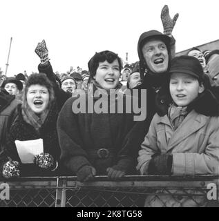 Coppa del mondo di Oslo 19560211 su pattini. Molti spettatori erano arrivati al freddo. Foto: SV. A. Børretzen / Aage Storløkken / Current / NTB Foto Stock