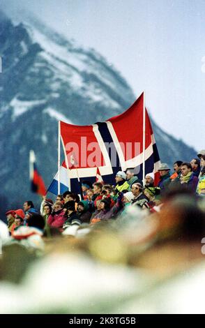 Albertville 19920216 Olympic-92 Albertville, pattinaggio, 1500 metri, uomini. Il pubblico è incluso. Hey banda con una grande bandiera norvegese. Foto: Lise Åserud / NTB / NTB Foto Stock