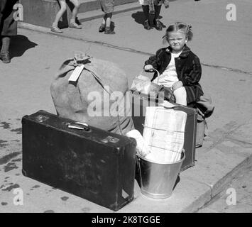 Oslo 19460713. La lotta per andare in vacanza è dura. Qui Bjørg Hansen si trova a 4 anni da Lille Tøyen in attesa che nonna e nonno vadano a Sande. In primo luogo prendono i treni per Drammen e così via con i treni locali da là. Non è difficile ottenere i biglietti per questo tratto. Foto: Thorbjørn Skotaam / corrente / NTB Foto Stock