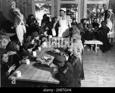 Karasjok, Finnmark, gennaio 1950. "I bambini naturali nella maglia". Scuola di volo a Karasjok. Al collegio, il sambara commovente prende una dieta norvegese, con un certo elemento di cibo Sami; carne di renne bollita e brodo. Il cibo è buono, ma la carne di renna viene raramente servita al loro gusto. Scuola superiore. .. Scuola. Stesso. Sala da pranzo. Foto: Sverre A. Børretzen / corrente / NTB Foto Stock