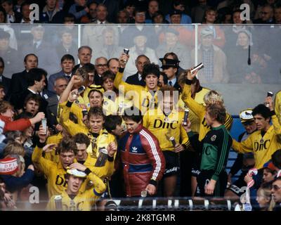 Oslo 23 ottobre 1983. La finale di coppa, Moss - Vålerenga 2 - 0. I giocatori di Moss ricevono la King's Cup e acclamano per la vittoria. Foto: Inge Gjellesvik / NTB / NTB Foto Stock