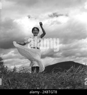 Lillehammer 1955 - dal campo di zingari a Vingnes. A tre delle quattro famiglie che vivono nel campo è stato detto di lasciare il paese entro 10 giorni. Secondo la legge norvegese, "gli zingari o altri volantini che non si allontanano per avere la cittadinanza norvegese non dovrebbero avere accesso al regno". Ragazza felice danzante e sorridente. Preferibilmente, desidererebbe ancora una scuola adeguata. Foto: Aage Storløkken / corrente / NTB Foto Stock