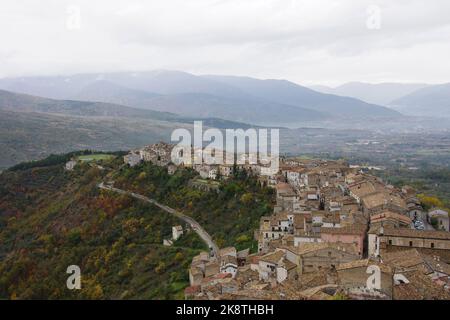 Panoramica di Pacentro (AQ) - Abruzzo - uno dei borghi più belli e caratteristici d'Italia Foto Stock