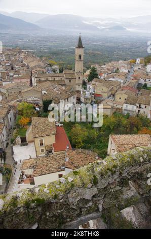 Panoramica di Pacentro (AQ) - Abruzzo - uno dei borghi più belli e caratteristici d'Italia Foto Stock