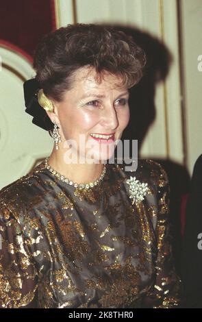 Parigi Francia 19881118. La coppia del principe ereditario in visita ufficiale in Francia. Crown Prince Sonja a Galla presso l'Hotel Ritz. Sonja in abito broccato oro. Foto: Morten Hval / Bjørn-owe Holmberg NTB / NTB Foto Stock