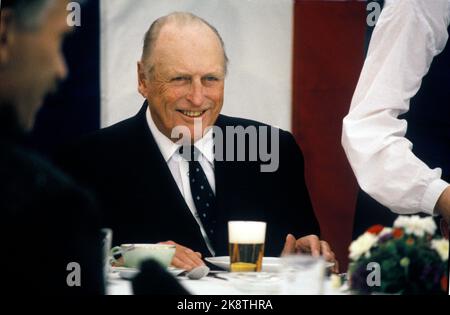 Oslo 19870921. Il 30th° anniversario di Re Olav come Monarca (1957-1987). Re Olav è invitato a cenare a Ruseløkkveien in occasione dell'anniversario. Ecco un re sorridente Olav. Foto: NTB / NTB Foto Stock