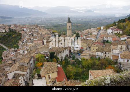 Panoramica di Pacentro (AQ) - Abruzzo - uno dei borghi più belli e caratteristici d'Italia Foto Stock