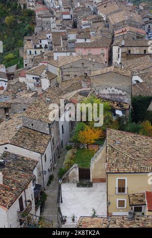 Panoramica di Pacentro (AQ) - Abruzzo - uno dei borghi più belli e caratteristici d'Italia Foto Stock