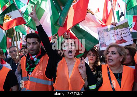 22.10.2022, Berlino, Germania, Europa - diverse decine di migliaia di iraniani e attivisti esprimono la loro solidarietà alle proteste in Iran. Foto Stock