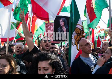 22.10.2022, Berlino, Germania, Europa - diverse decine di migliaia di iraniani e attivisti esprimono la loro solidarietà alle proteste in Iran. Foto Stock