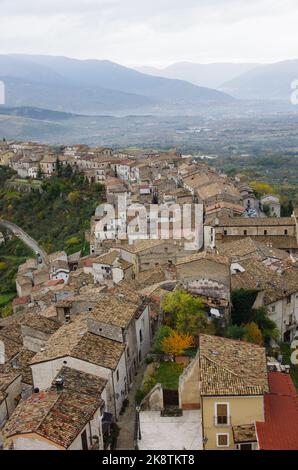 Panoramica di Pacentro (AQ) - Abruzzo - uno dei borghi più belli e caratteristici d'Italia Foto Stock