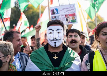 22.10.2022, Berlino, Germania, Europa - diverse decine di migliaia di iraniani e attivisti esprimono la loro solidarietà alle proteste in Iran. Foto Stock