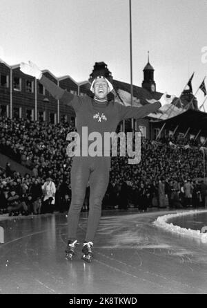 Oslo 19560211. Coppa del mondo sul pattinaggio a Bislett. Un felice Torstein Seiersten è venuto al 4th° posto durante la Coppa del mondo. Foto: Sverre A. Børretzen / Aage Storløkken / corrente / NTB Foto Stock