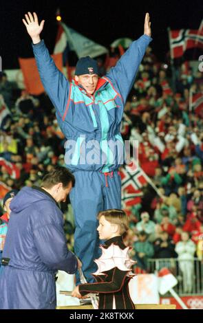 Albertville 19920216 Olympic-92 Albertville, pattinaggio, 1500 m, uomini, cerimonia di vittoria. Johann Olav Koss gioisce dopo la vittoria di 1500 metri. Foto: Lise Åserud / NTB / NTB Foto Stock