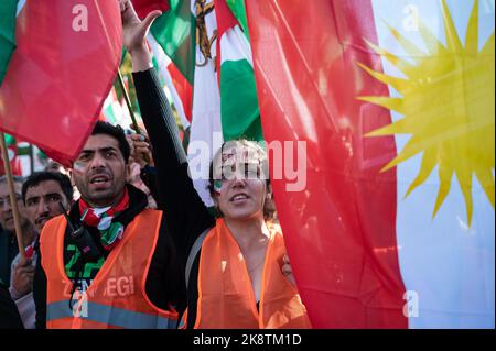 22.10.2022, Berlino, Germania, Europa - diverse decine di migliaia di iraniani e attivisti esprimono la loro solidarietà alle proteste in Iran. Foto Stock