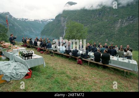 Norvegia Occidentale, 199308: Crociera Silver. Gita Westland. La coppia reale norvegese, la regina Sonja e il re Harald, organizzano crociere nella Norvegia occidentale in occasione del loro matrimonio d'argento. Foto: Skageflå del Geirangerfjord. La conseguenza reale va a riva dal Geirangerfjord. In secondo luogo, un'escursione più lunga seguita fino all'altopiano di Skageflå. Qui dal pranzo reale presso la fattoria Skageflå. Foto: Bjørn Sigurdsøn Foto Stock