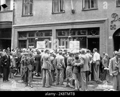 Oslo settembre 1939. Giorni di crisi allo scoppio della seconda guerra mondiale in Europa. La gente legge il giornale del muro sullo scoppio della guerra in Europa al di fuori del giornale Dagbladet di Oslo. Foto: NTB Foto Stock