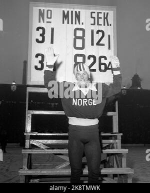 Oslo 19560211 World Cup su pattini, gare veloci, a Bislett. Si è trattato di una triplice generale russa, con Gonsjarenko che ha vinto. Qui, Knut Johannesen sta allietando di fronte al tabellone che mostra che ha camminato 5000 metri a 8.12.1. Foto: NTB / NTB Foto Stock