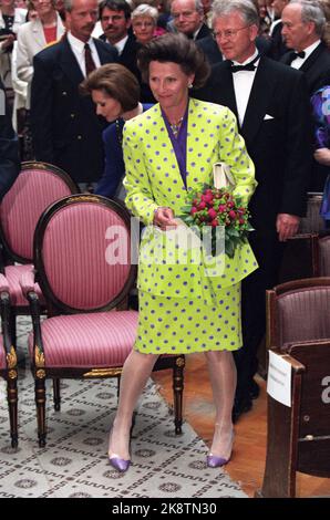 Oslo 19960613 il premio culturale di Anders Jahre è stato consegnato a Liv Ullmann nell'auditorium dell'Università alla presenza della coppia reale. Qui la regina Sonja in tuta verde lime con puntini viola. Sullo sfondo la signora di corte. Foto: Lise Åserud / NTB / NTB NEG. 37336 Foto Stock