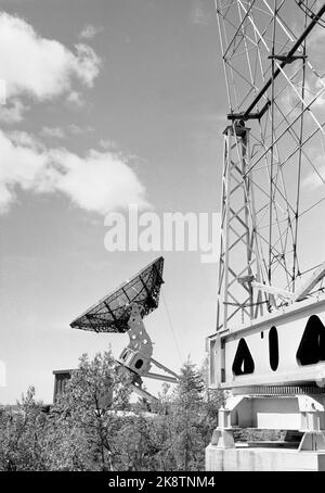 Harestuta 19540531 l'osservatorio solare di Harestuta viene messo in funzione. Qui alcune delle antenne, tra le altre. a. Un'antenna a materasso (Th) e un riflettore parabolico. Foto: NTB / NTB Foto Stock