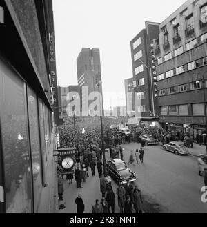 Oslo Domenica 19 Marzo 1961. Il comitato d'azione contro le armi nucleari riunisce migliaia di treni dimostrativi a Oslo. Qui dalla piazza del municipio. Foto: Corrente / NTB Foto Stock