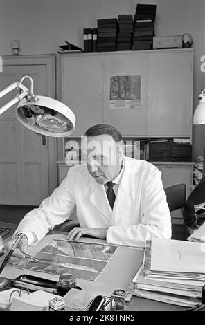 Oslo 17 novembre 1962 'Una banca è derubata' come funziona il moderno detective? Come funziona il Centro di polizia penale quando una banca viene derubata? Qui; -responsabile del reparto Magnar Rustad presso il laboratorio. Foto: Ivar Aaserud / corrente / NTB Foto Stock