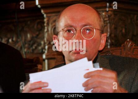 Oslo 19970130. Due commissioni pubbliche hanno consegnato le loro relazioni sui sistemi di vendita e rimborso dei farmaci al Ministro Heles Gudmund Hernes. Il Professor Steinar Strøm (Comitato per i Trasporti dei medicinali), Università di OsloM durante la lezione. Foto: Berit Roald / NTB Foto Stock