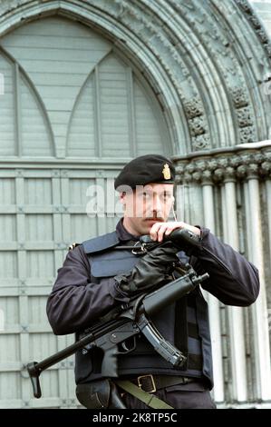 Trondheim 19890602. Papa Giovanni Paolo II è il primo papa della storia degli organi in Norvegia. Per la prima volta nella storia, visitando la Chiesa Cattolica Romana e tutti i Paesi nordici, invitati dai vescovi cattolici dei Paesi nordici con il sostegno dei governi dei Paesi e delle chiese nazionali luterane. Qui dalla Cattedrale di Nidaros, dove ci sono state grandi misure di sicurezza con armi in connessione con la visita del papa. Foto: Bjørn Sigurdsøn NTB / NTB Foto Stock