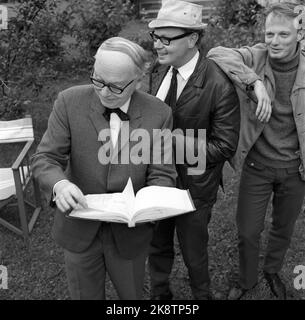 Oslo Agosto 1965 riprese norvegesi con padre e due fratelli Bang-Hansen. Il manoscritto per il film 'Scripture in SNE' è scritto da Padre Odd Bang-Hansen, regista è il figlio Pål Bang-Hansen con cappello (al centro) e attore nel film è figlio Kjetil Bang-Hansen (indietro). Foto: Aage Storløkken / corrente / NTB Foto Stock