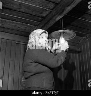 Dalen in Telemark, febbraio 1955. Ingerine e Gorine Schvenius (83 e 81 anni) vivono da soli nella piazza Roi o Rui nella valle del Telemark. Il tempo si è fermato in questa piccola piazza in alto nel mondo delle montagne. Qui si accende la spia Ingerine paraffine. Foto: Aage Storløkken / corrente / NTB Foto Stock