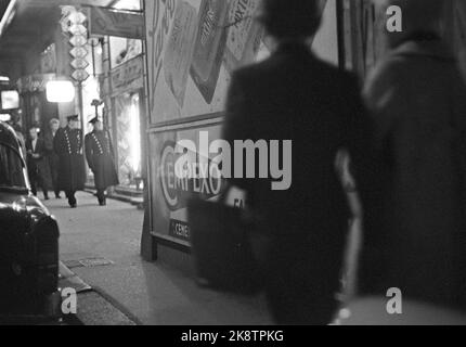 Oslo 19600604 'dove l'impulso della città bussa' Foto di Cecilhjørnet a Oslo. Stortingsgaten 8, attraversata la Stortingsgaten / Rosenkrantzgate. La telecamera riflette la vita del giorno in un angolo di strada a Oslo. La polizia pattuglia la strada la sera. Foto: Aage Storløkken / corrente / NTB Foto Stock