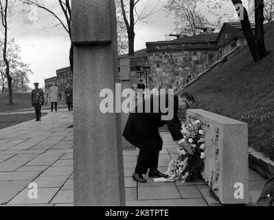 Oslo 19680506 il ministro degli Esteri israeliano ABBA Eban si trova in Norvegia in occasione della celebrazione del 20th° anniversario della costituzione dello Stato di Israele. Qui, Eban mette una corona sul memoriale di guerra della Fortezza di Akershus. Foto: Hordnes / NTB / NTB Foto Stock