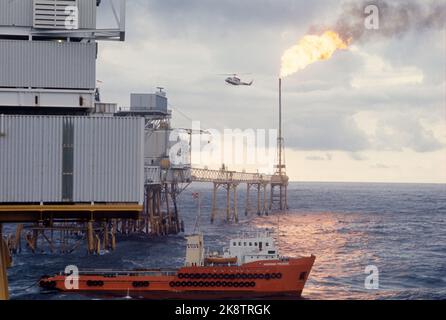 La piattaforma 19740923 del Mare del Nord presso l'Ekofisk Center. Elicottero a v. per la fiamma a gas, fornire navi sotto la forma piatta. Foto: Vena Hammerstad / NTB / NTB Foto Stock