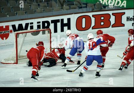 Monaco di Baviera Germania 19930429 Coppa Del mondo Di hockey su ghiaccio. Norvegia / Austria 2-6. Norvegia in bianco e blu. Erik Kristiansen segna per la Norvegia. Azione. Foto. Calle Törnström / NTB / NTB Foto Stock