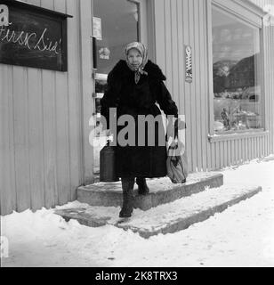 Dalen in Telemark, febbraio 1955. Ingerine e Gorine Schvenius (83 e 81 anni) vivono da soli nella piazza Roi o Rui nella valle del Telemark. Il tempo si è fermato in questa piccola piazza in alto nel mondo delle montagne. Qui Ingerine in una delle rarissime visite al negozio / team di collaborazione giù nella valle. Foto: Aage Storløkken / corrente / NTB Foto Stock