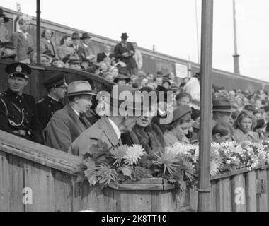 Oslo 19460915: Calcio Paese lotta Norvegia - Svezia (0-3). Stadio Ullevaal. La foto: La famiglia reale norvegese in piedi, di fronte a: Re Haakon, Principessa Corona Märtha, Principessa Ragnhild, piccolo Principe Harald, Principe Corona Olav e Principessa Astrid. Foto: Willy Lundberg Foto Stock