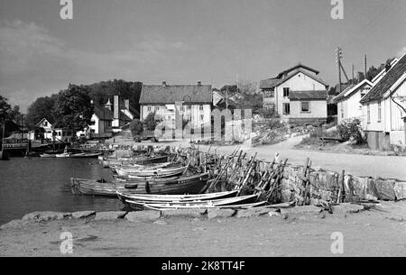 Drøbak 19470902 la siccità estate 1947 a Drøbak. Immagine del paesaggio con case in legno e piccole barche a un molo in sole glorioso. FOTO: LYNAU / NTB / NTB Foto Stock