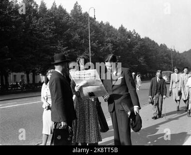 Oslo 19390902 lo scoppio della guerra / seconda guerra mondiale scoppia. La Germania invase la Polonia il 1 settembre 1939. La notizia giunse in Norvegia il giorno seguente, e i giornali uscirono con tipi di guerra. La gente legge i giornali a Karl Johan. Foto: NTB / NTB Foto Stock