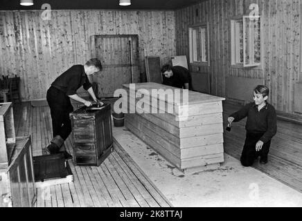 Oslo, Hvervenbukta 1963. Massima velocità in Motorkauen. L'Oslo Youth Motorsenter dista 13 km dal centro di Oslo. La sala meeting, l'officina, il sentiero e la sala hobby sono state costruite con il sostegno comunale e con l'impegno impressionante di ragazzi e ragazze in OMS. Occupato prima dell'inaugurazione. Frank Jensen e per Nordgaard dipingono il disco di Cola. Jan Larsen rinnova il telaio su una vecchia scrivania. Foto: Ivar Aaserud / corrente / NTB Foto Stock