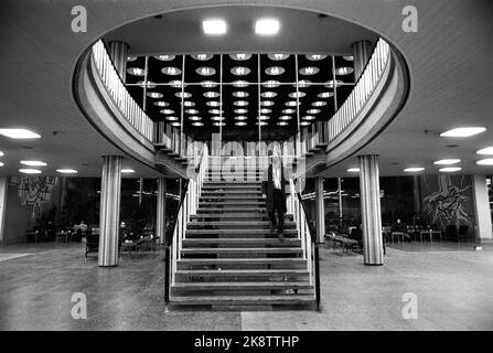 Fornebu Febbraio 1970 dall'Aeroporto di Oslo Fornebu. Cosa succede in un aeroporto durante il giorno? Dalla sala degli arrivi. Uomo sulla strada giù le scale. Foto: Per Ervik / corrente / NTB Foto Stock