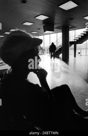 Fornebu Febbraio 1970 dall'Aeroporto di Oslo Fornebu. Cosa succede in un aeroporto durante il giorno? Dalla sala partenze. Donna in attesa. Foto: Per Ervik / corrente / NTB Foto Stock